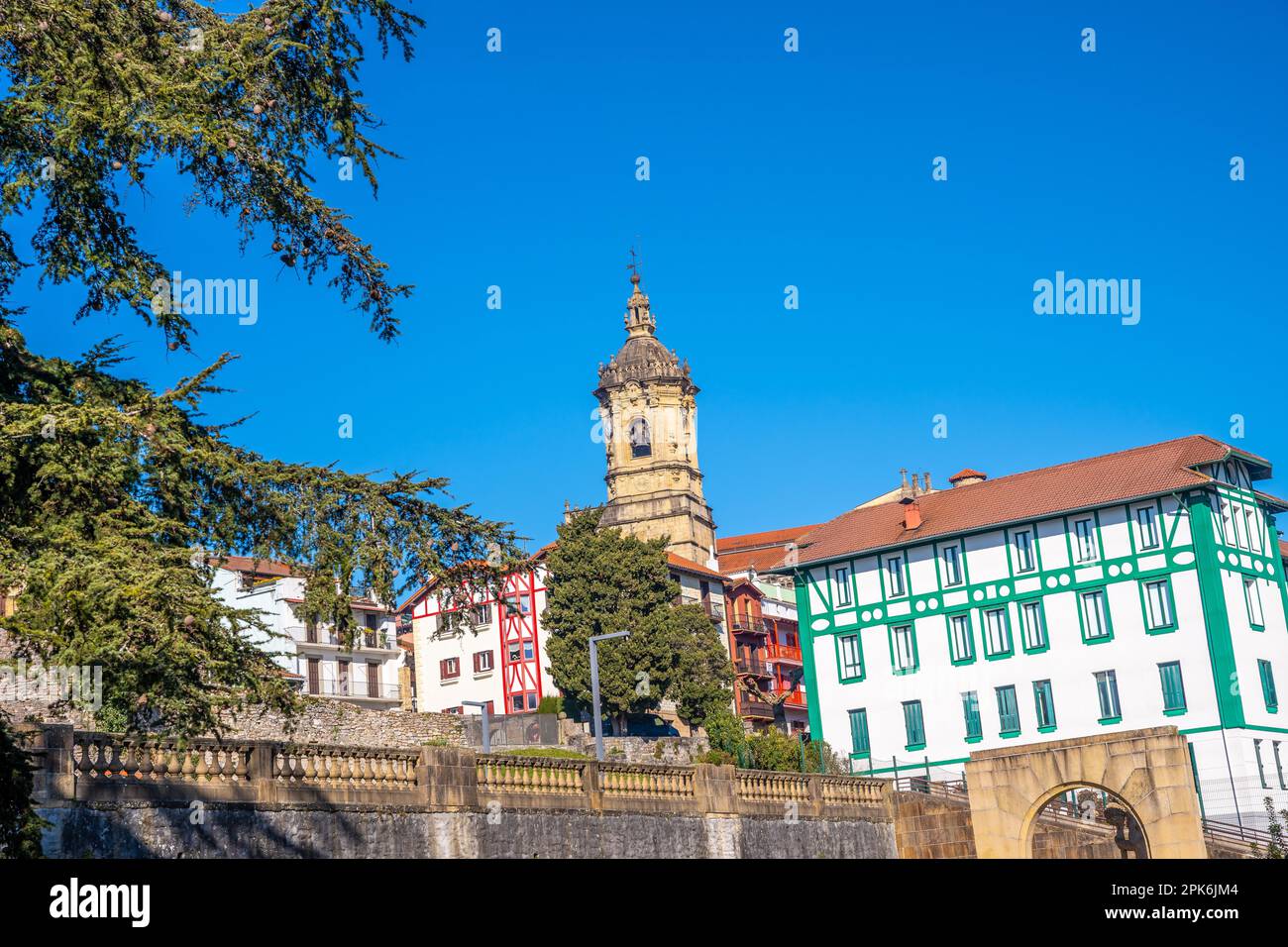 Fuenterrabia oder die Gemeinde Hondarribia in Gipuzkoa. Baskenland. Blick auf die Kirche der Himmelfahrt Stockfoto