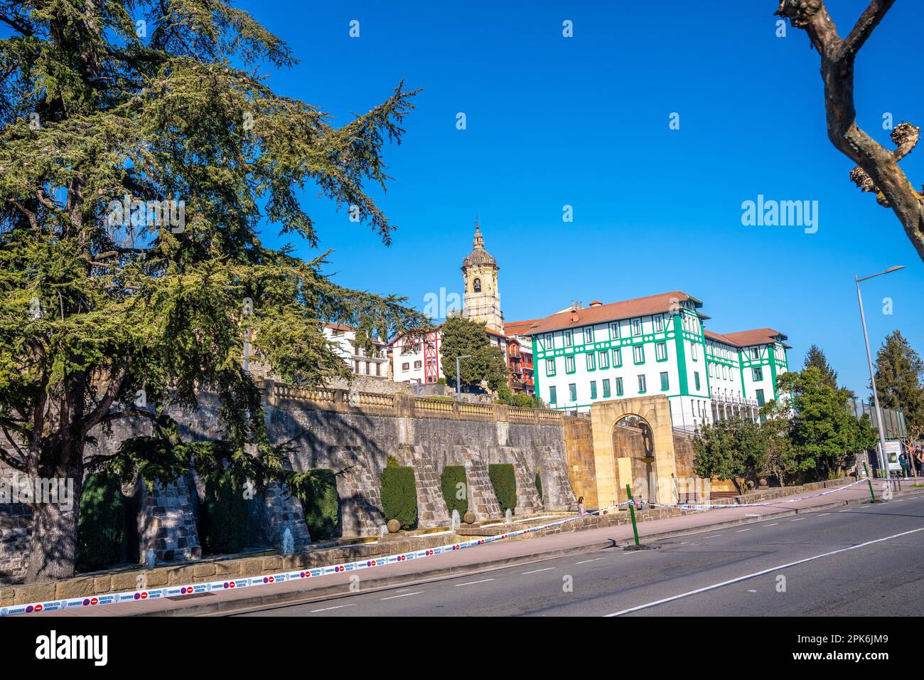 Fuenterrabia oder die Gemeinde Hondarribia in Gipuzkoa. Baskenland. Blick auf die Kirche der Himmelfahrt Stockfoto