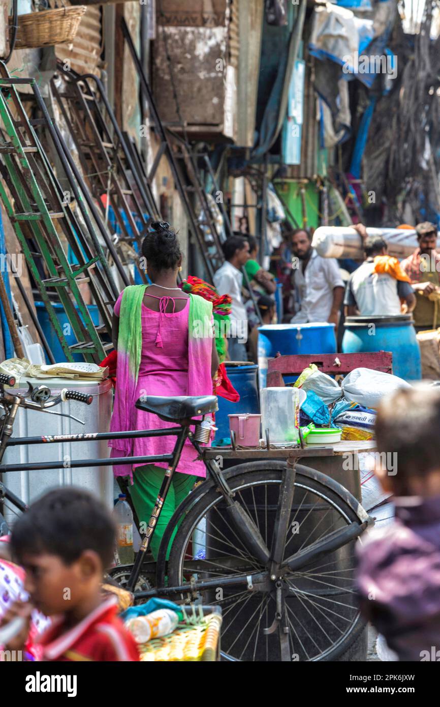 Slum hinter Masjid Station, Mandvi District, Mumbai, Maharashtra, Indien Stockfoto