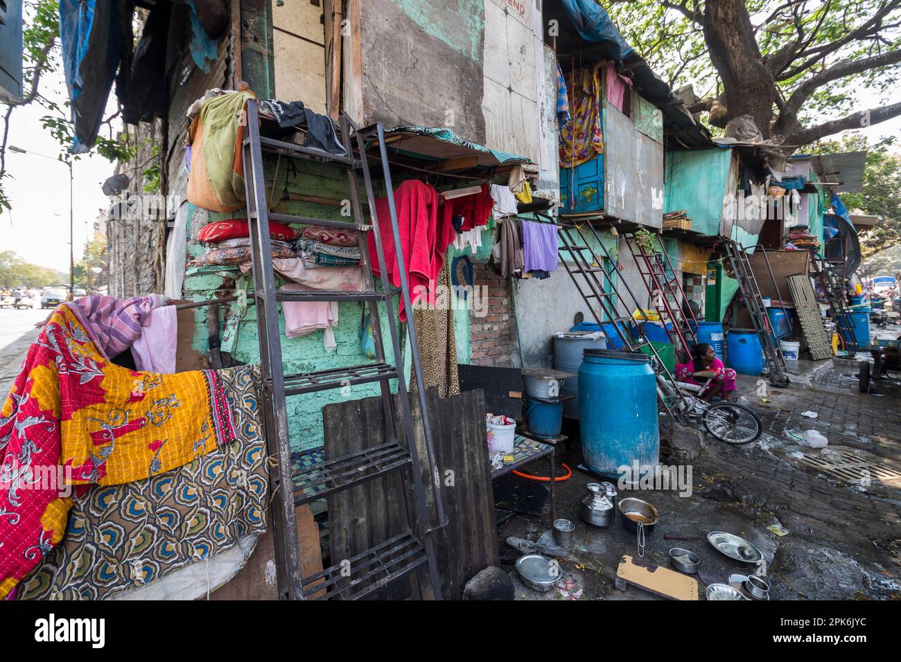 Slum hinter Masjid Station, Mandvi District, Mumbai, Maharashtra, Indien Stockfoto