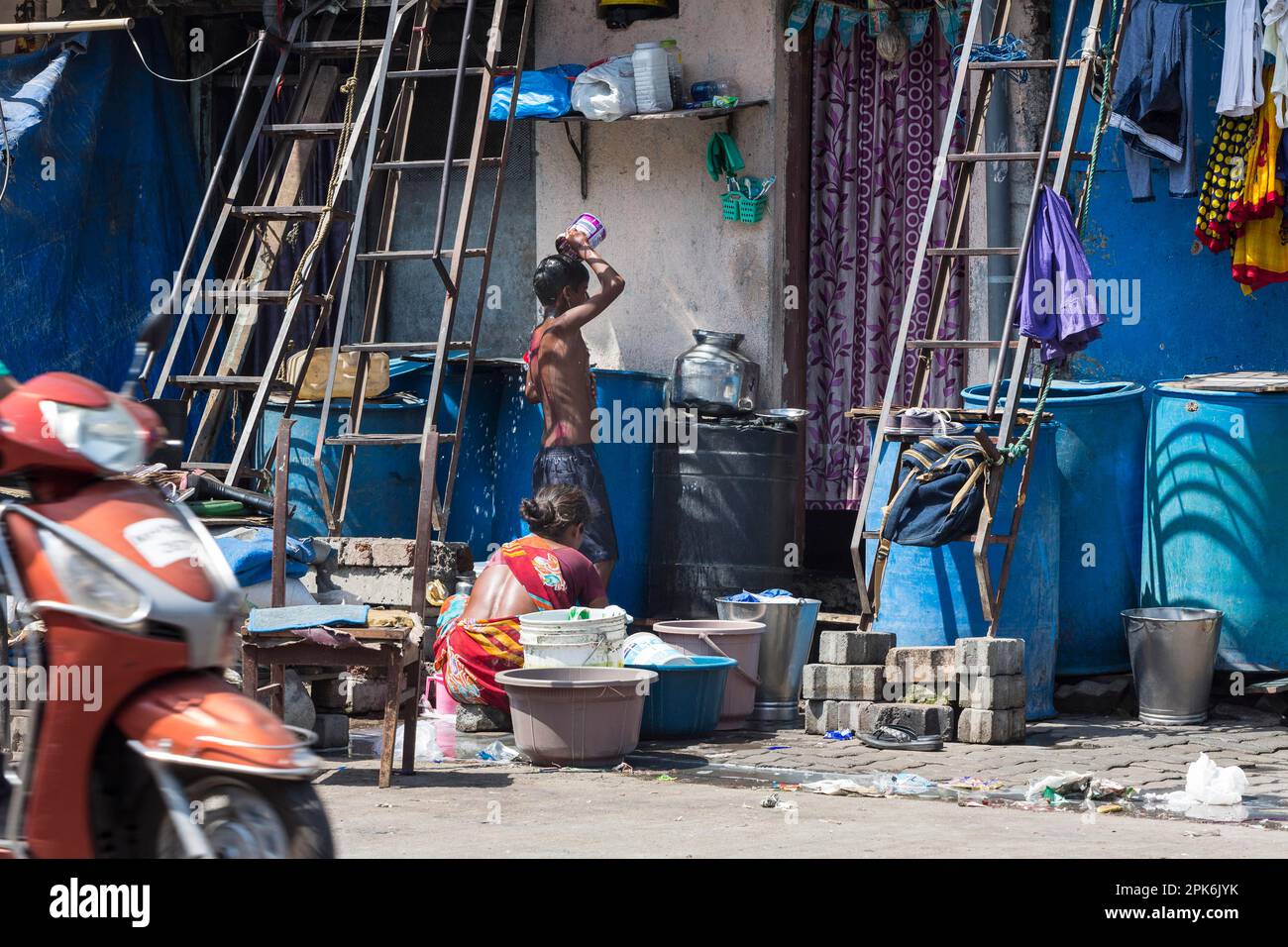 Slum hinter Masjid Station, Mandvi District, Mumbai, Maharashtra, Indien Stockfoto