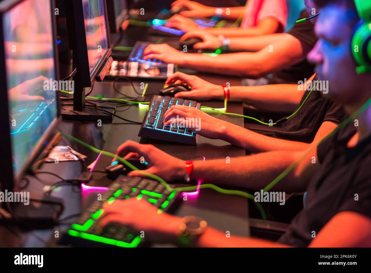 Computerspiele und Videospiele, Jugendliche, die am Computer spielen, Symbolfoto, Köln, Nordrhein-Westfalen, Deutschland Stockfoto