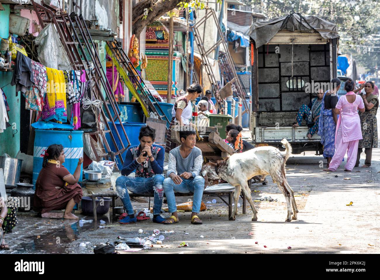 Slum hinter Masjid Station, Mandvi District, Mumbai, Maharashtra, Indien Stockfoto