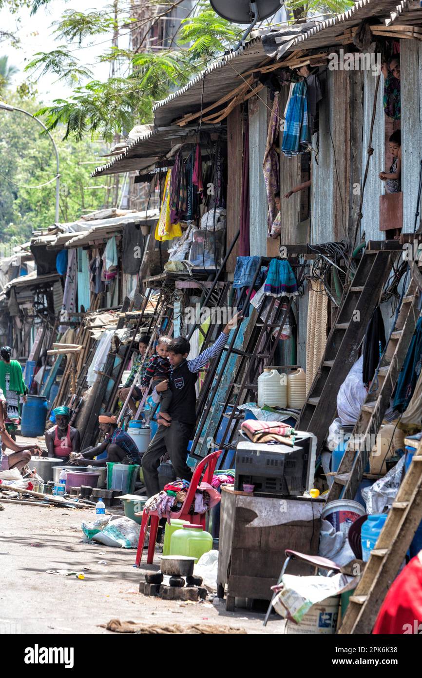 Dharavi in der Mitte der Stadt, Asias größter Slum mit schätzungsweise 600 000 Einwohnern, Mumbai, Maharashtra, Indien Stockfoto