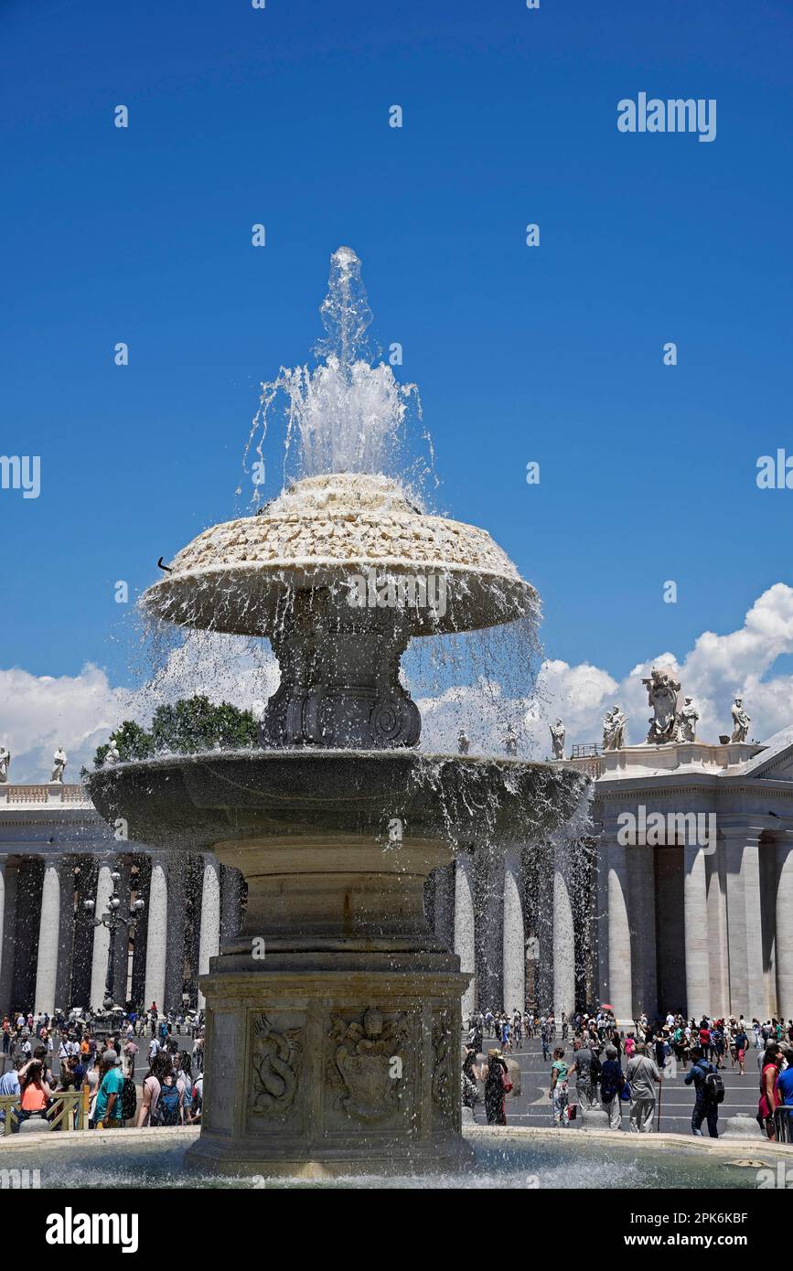 Brunnen, Touristen, Piazza di San Pietro, Petersplatz, Vatikan Stockfoto