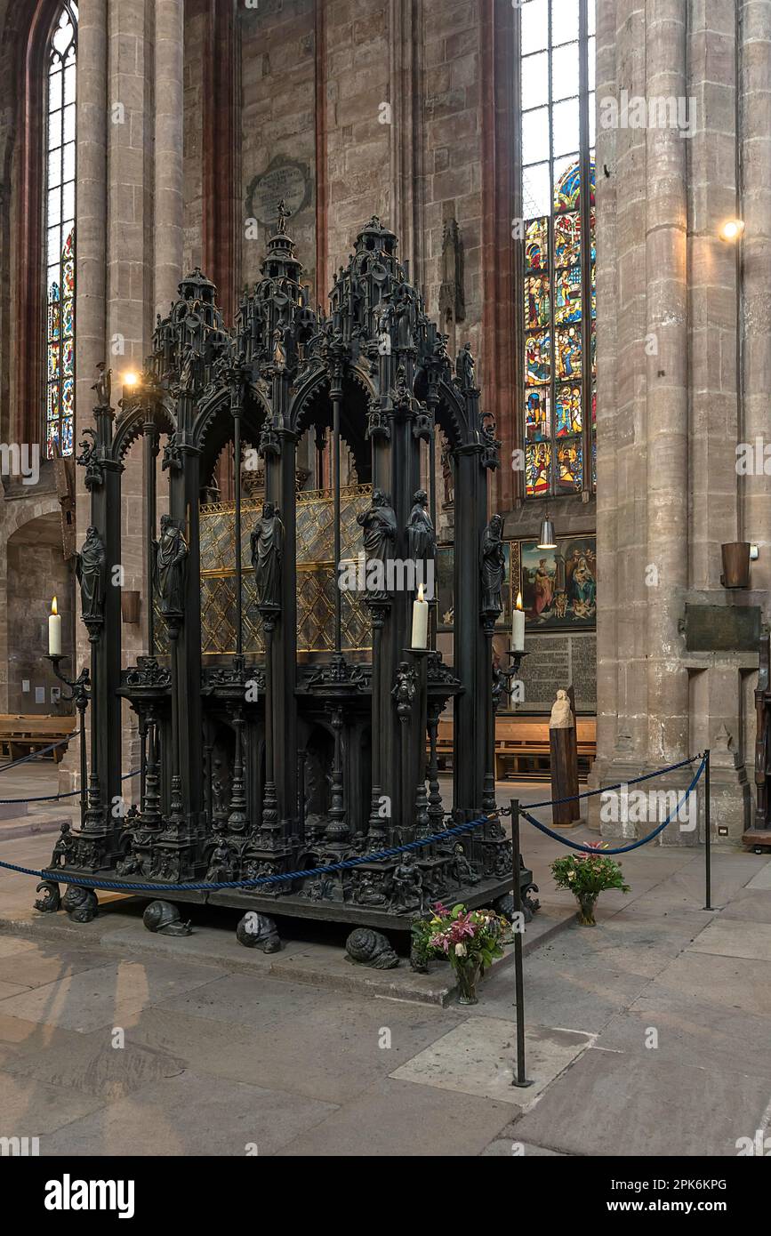 Grabdenkmal von St. Sebaldus von Peter Fisherman, geschaffen von 1507 bis 1517, St. Sebaldus-Kirche, Nürnberg, Mittelfrankreich, Bayern, Deutschland Stockfoto