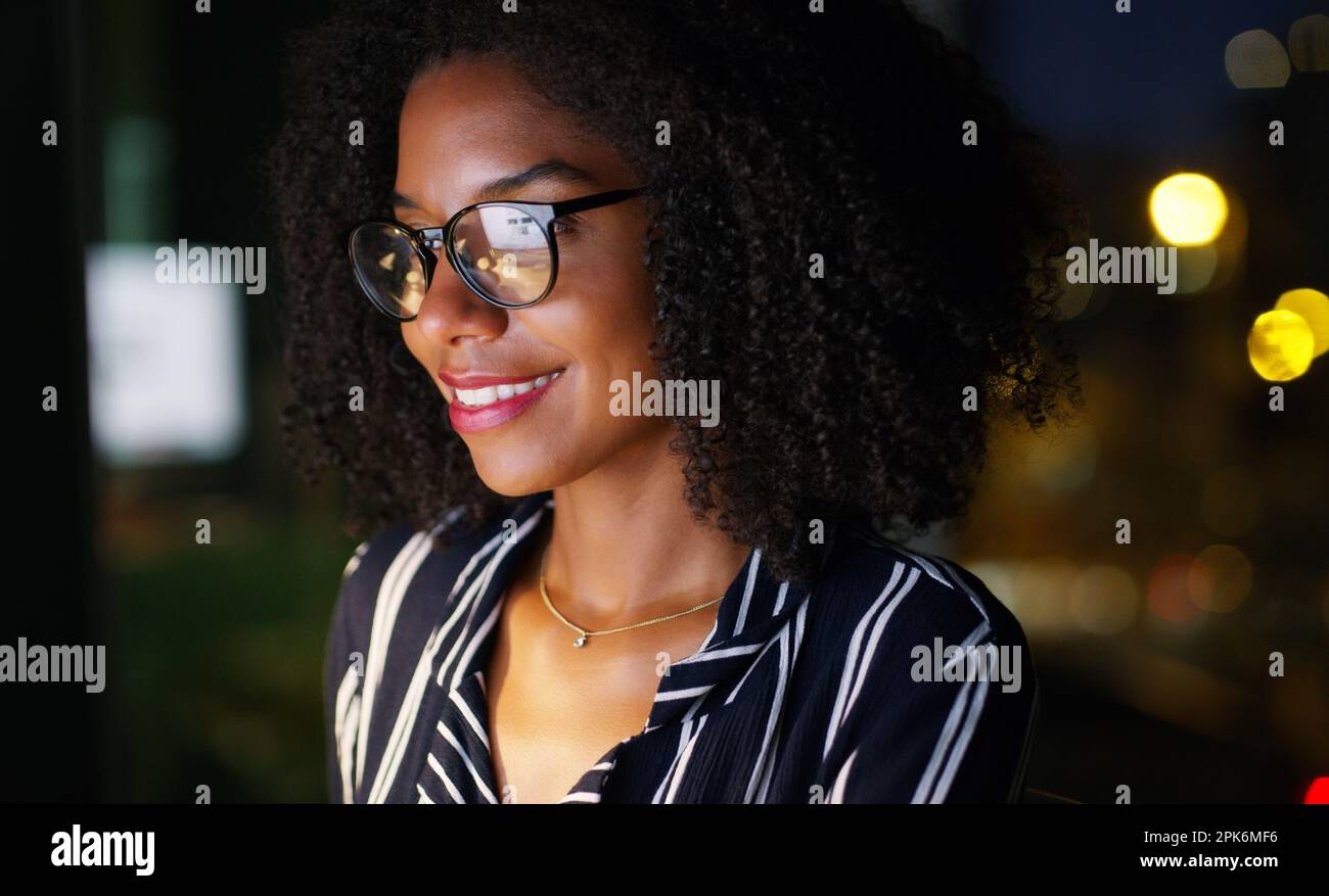 Lange Nächte erzielen die besten Ergebnisse. Eine junge, attraktive Geschäftsfrau, die eine Brille trägt und nachts im Büro arbeitet. Stockfoto