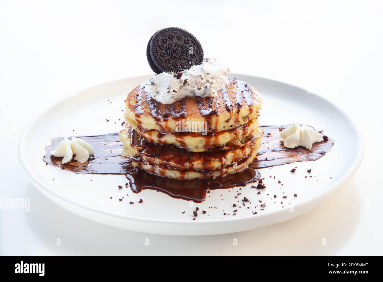 Schokoladen-Pfannkuchen mit Keksen und Sahne. Stockfoto