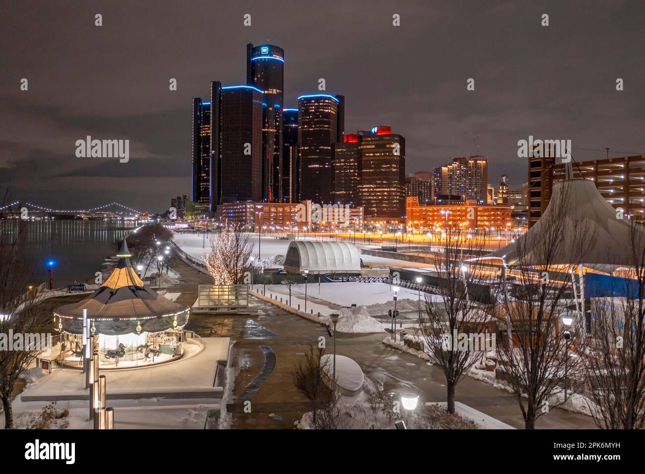 Detroit, Michigan, Cullen Plaza am Detroit Riverwalk, in der Nähe des Hauptsitzes von General Motors im Renaissance Center Stockfoto