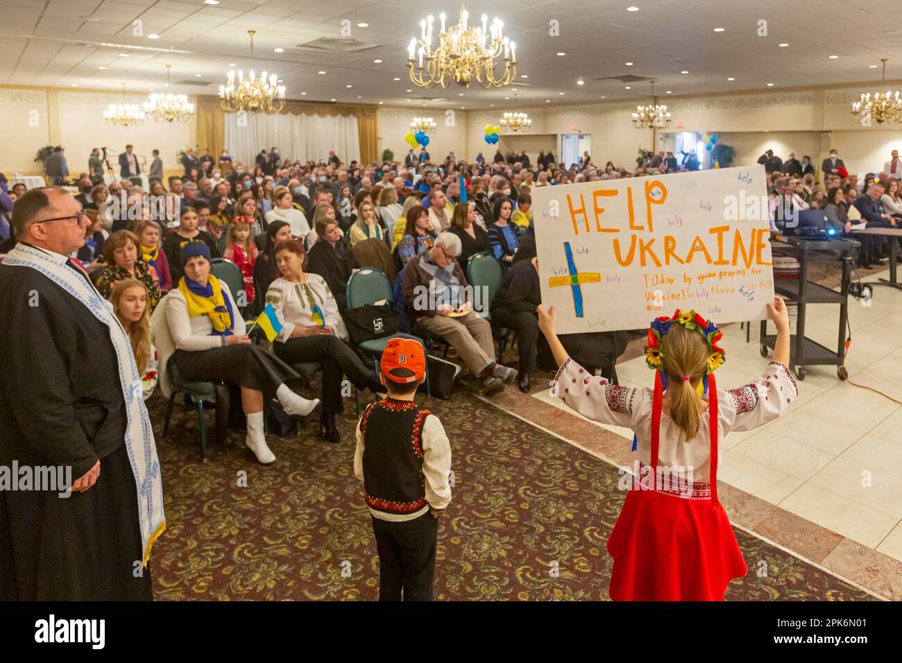 Warren, Michigan, USA, 20. Februar 2022, hält das ukrainisch-amerikanische Krisenreaktionskomitee eine Position bei der ukrainischen Kundgebung, da die Bewohner Angst vor der haben Stockfoto