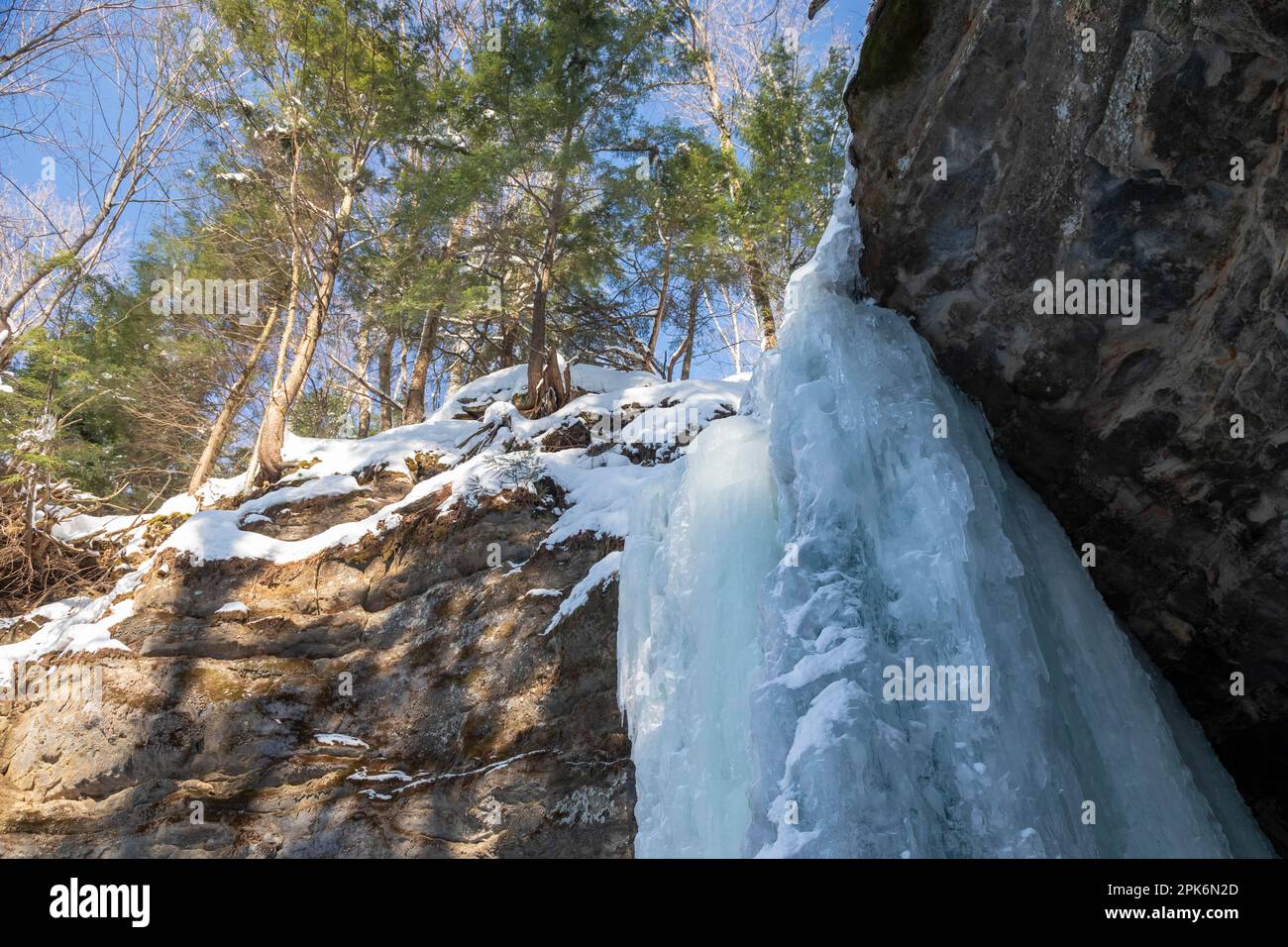 Munising, Michigan, ist eine von mehreren Wintereisformationen, die häufig zum Eisklettern im Pictured Rocks National Lakeshore genutzt werden. Das Hier Stockfoto