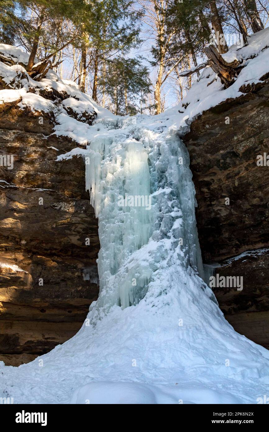 Munising, Michigan, ist eine von mehreren Wintereisformationen, die häufig zum Eisklettern im Pictured Rocks National Lakeshore genutzt werden. Das Hier Stockfoto