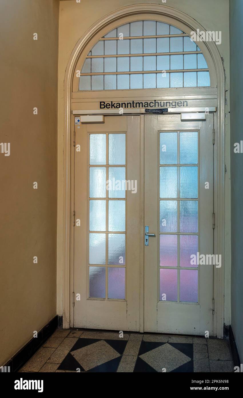 Tür mit Glasscheiben in einem offiziellen Gebäude, Spandau, Berlin Stockfoto