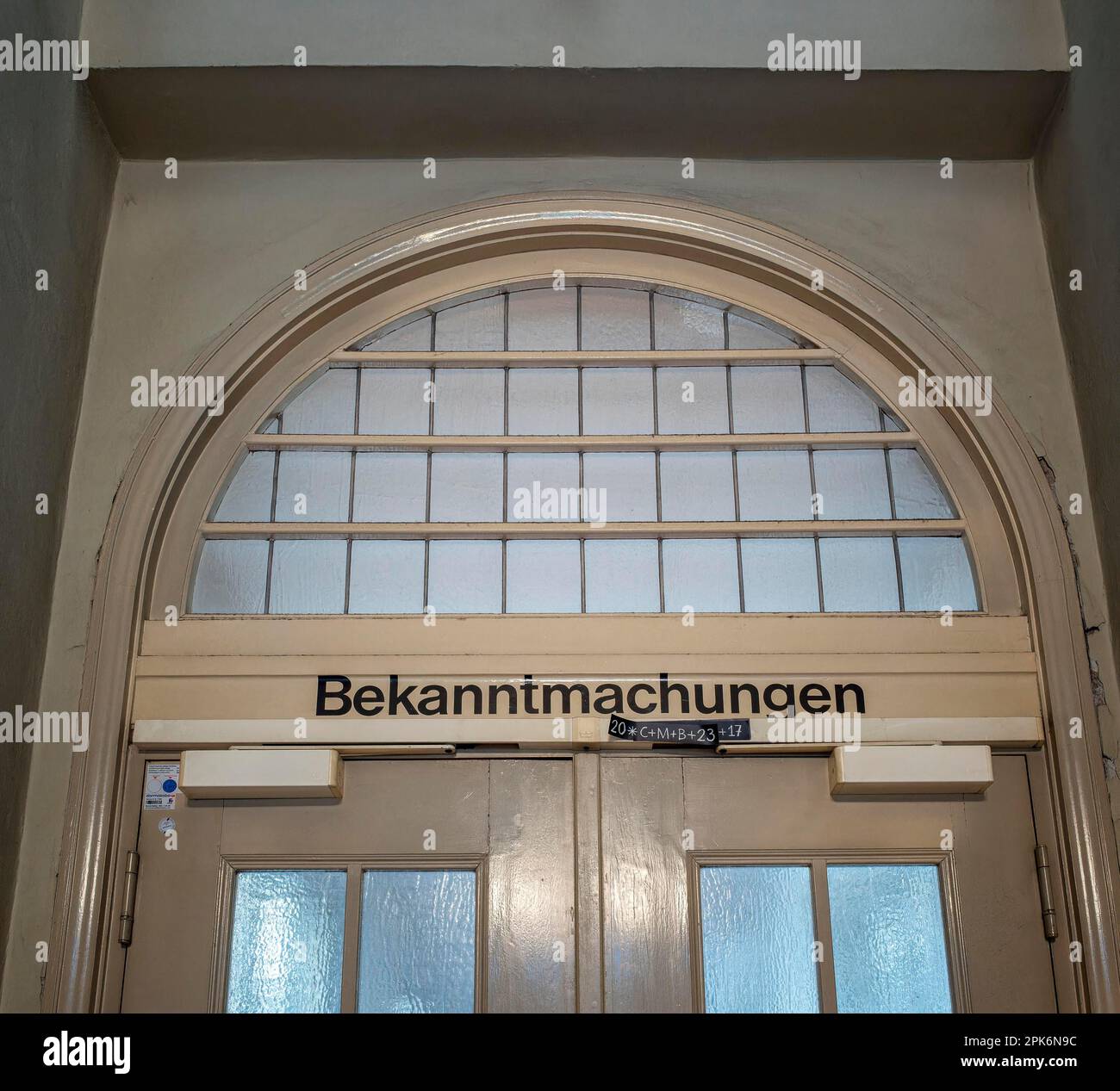 Tür mit Glasscheiben in einem offiziellen Gebäude, Spandau, Berlin Stockfoto