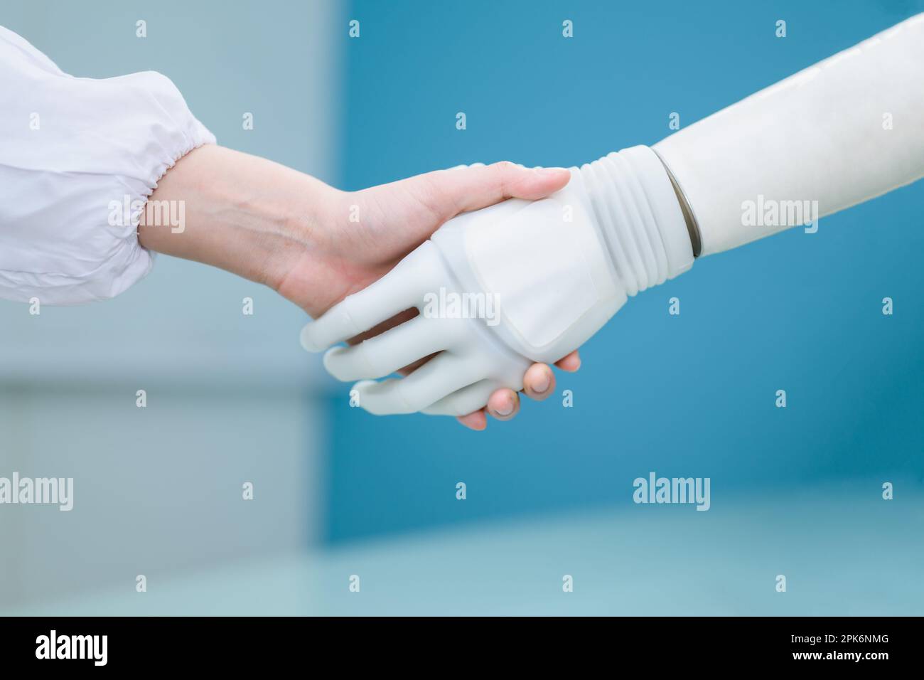 Technikerinnen prüfen und kontrollieren künstliche Handprothesen Stockfoto