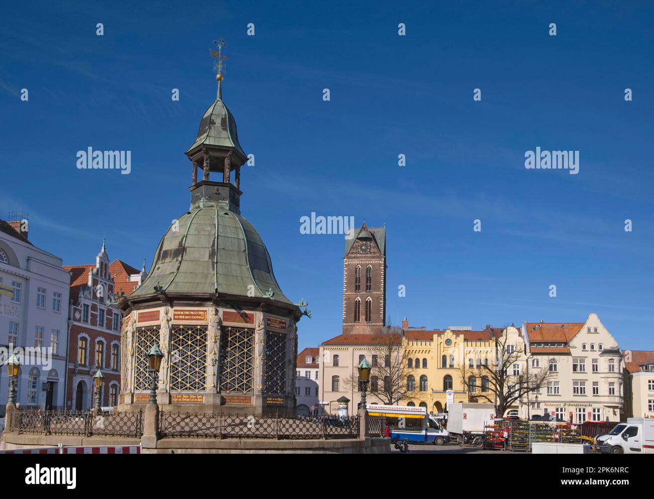 Wismars Wasserkunst, ein mittelalterlicher Brunnen im Stil der niederländischen Ranaissance, gilt als Wahrzeichen der Stadt. Das Denkmal steht Stockfoto