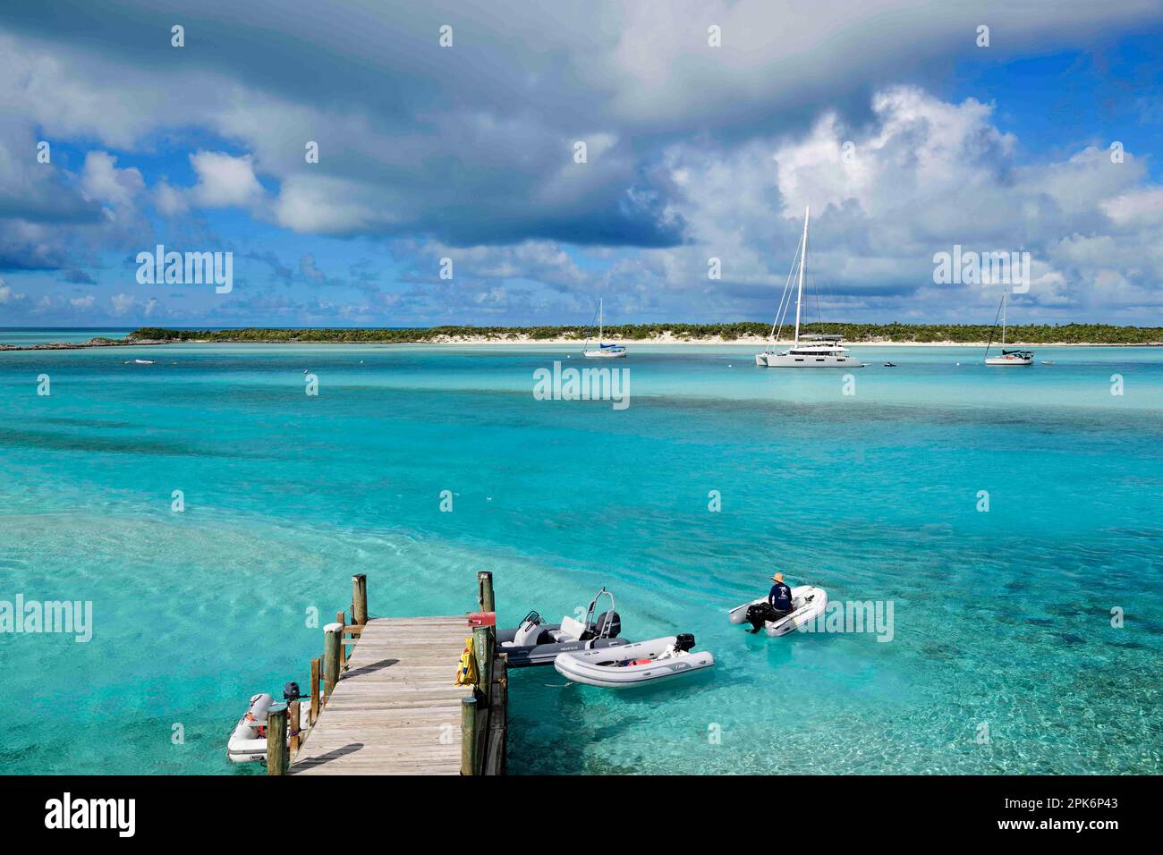 Warderick Wells Anlegestelle und Briefkasten, Segelkatamaran im Hintergrund, Bahamas und Exuma Cays Land und Sea National Park, BahamasWarderick Wells Stockfoto