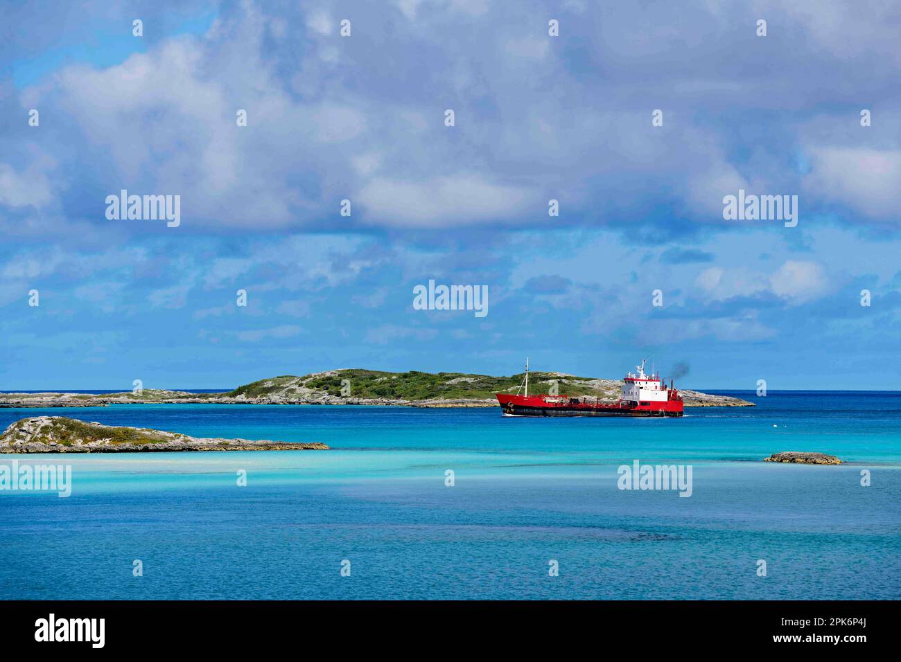 Versorgungsschiff vor Warderick Wells, Bahamas und Exuma Cays Land and Sea National Park, Bahamas Stockfoto