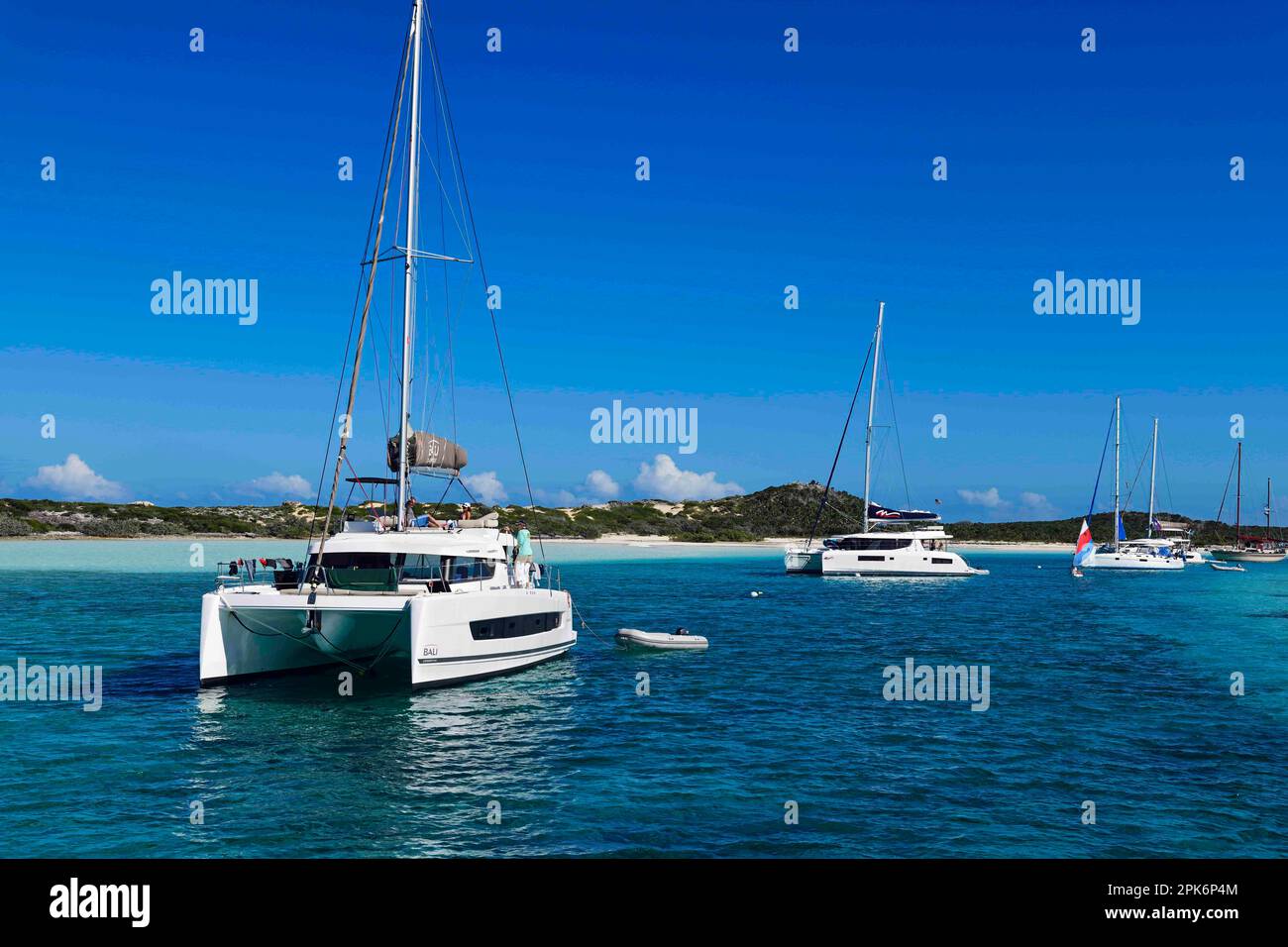 Segelboote und Katamarane ankern vor Warderick Wells, Bahamas und Exuma Cays Land and Sea National Park, Bahamas Stockfoto
