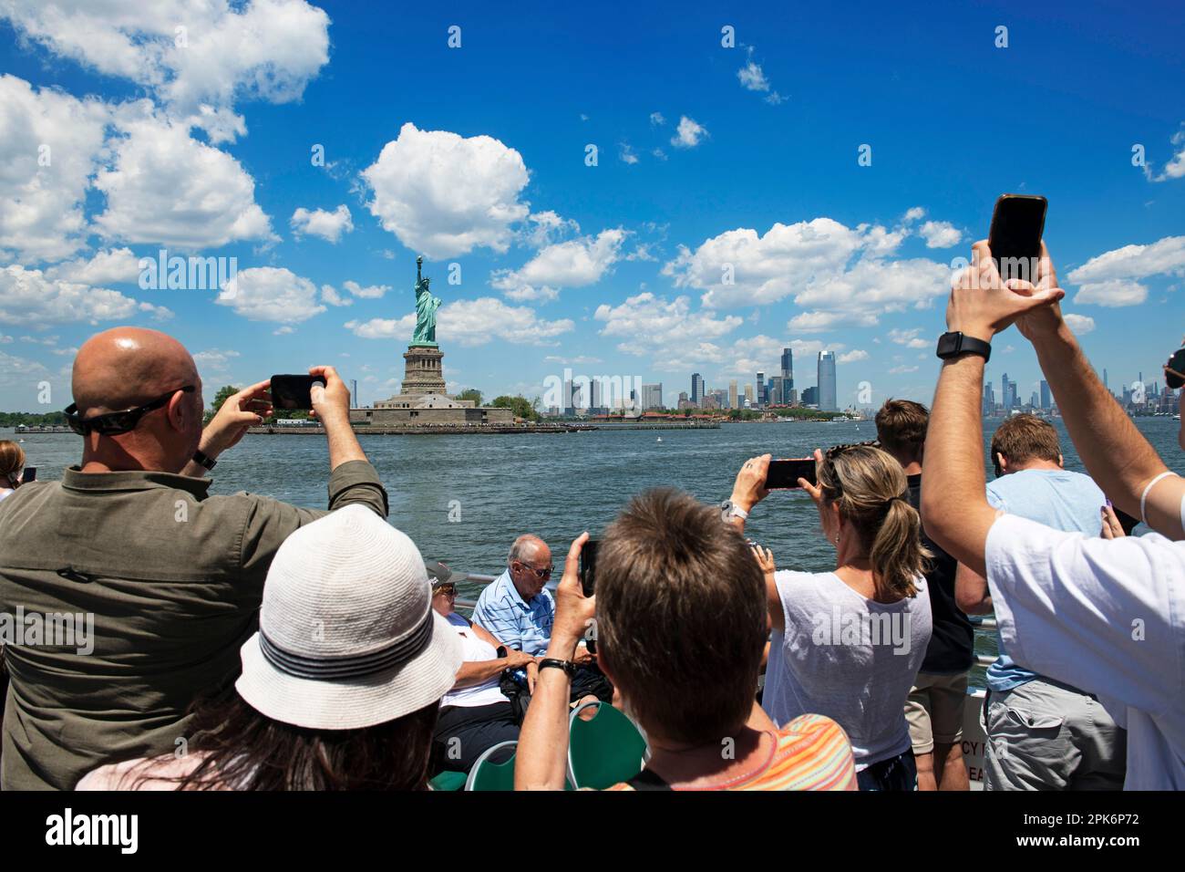 Touristen, die die Freiheitsstatue von der Fähre aus, Manhattan, New York City, USA, fotografieren Stockfoto