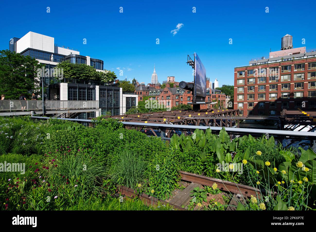 Blick über alte Bahngleise am Highline Trail, Hudson Yards, The Edge-Building, Manhattan, New York City, USA Stockfoto