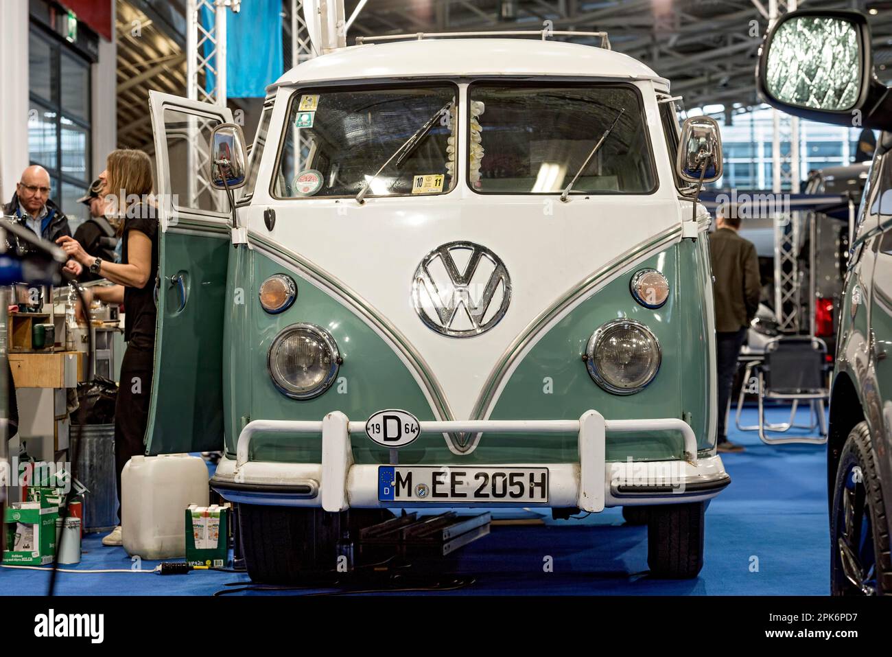 Vintage VW Volkswagen Typ 2, T1 Transporter, Bulli, gebaut 1950 bis 1967, VW Bus, Minibus, Bus, Front, f.RE.e, Messe für Urlaubsreisen Stockfoto