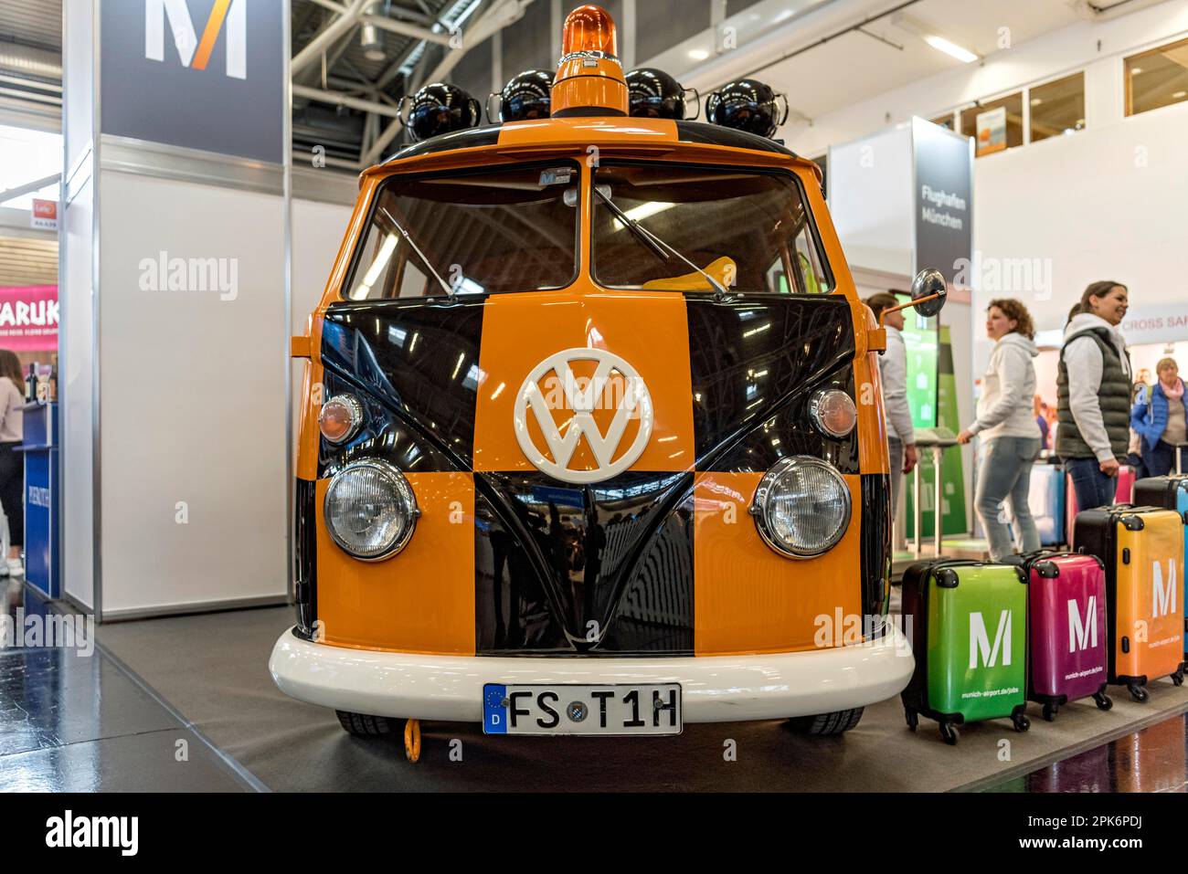 Vintage VW Volkswagen Typ 2, T1 Transporter, Bulli, gebaut 1950 bis 1967, vorne, Pilot am Flughafen, Pilot, Follow-me-Auto, f.re.e, Handel Stockfoto