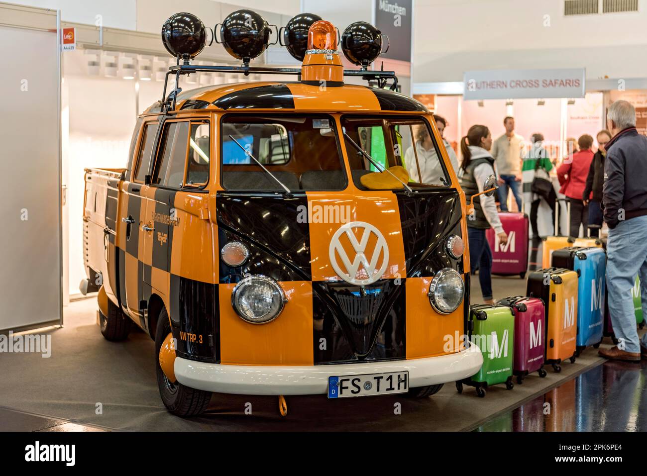 Vintage VW Volkswagen Typ 2, T1 Transporter, Bulli, gebaut 1950 bis 1967, Tieflader, Pilot am Flughafen, Pilot, Follow-me-Auto, f.re.e Stockfoto