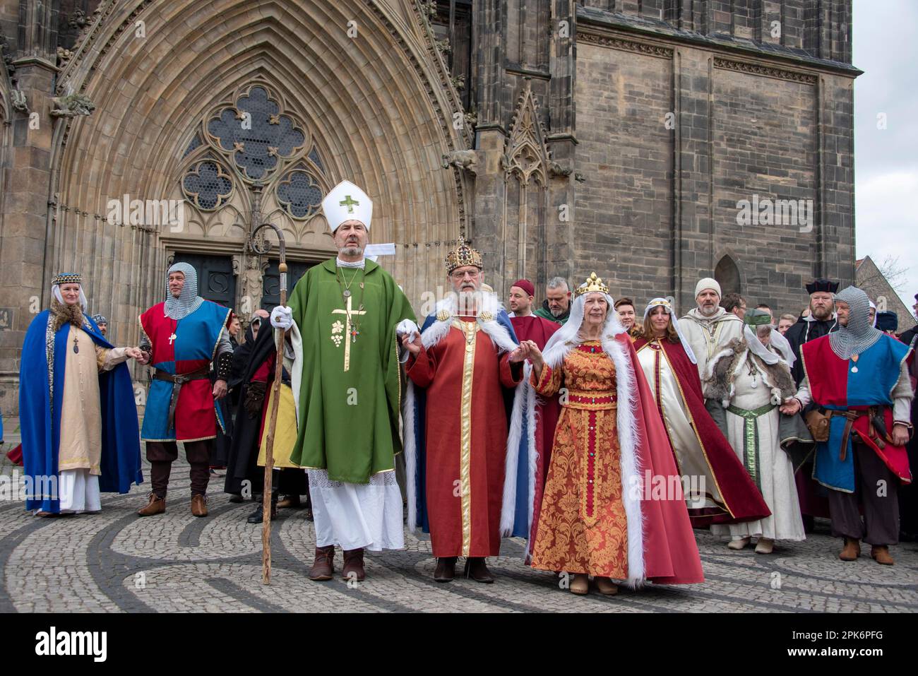 Das Geschichtsspiel des Kaisers letzte Reise vor der Magdeburger Kathedrale erinnert an den 1050. Todestag Stockfoto
