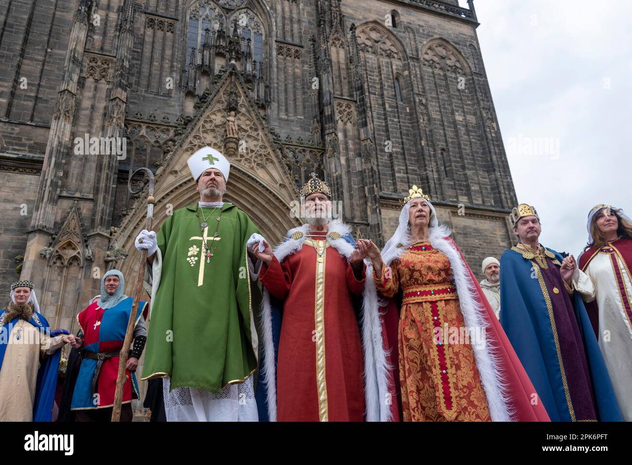 Das Geschichtsspiel des Kaisers letzte Reise vor der Magdeburger Kathedrale erinnert an den 1050. Todestag Stockfoto