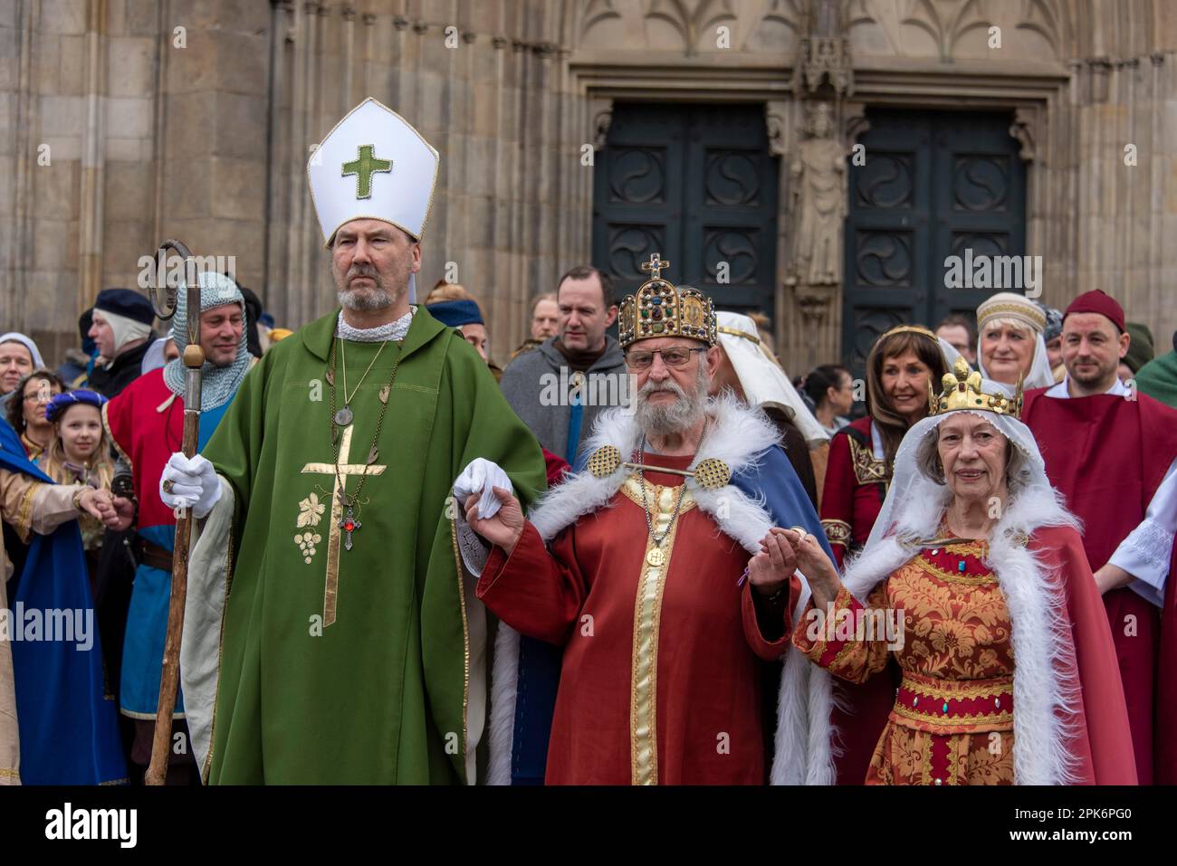 Das Geschichtsspiel des Kaisers letzte Reise vor der Magdeburger Kathedrale erinnert an den 1050. Todestag Stockfoto