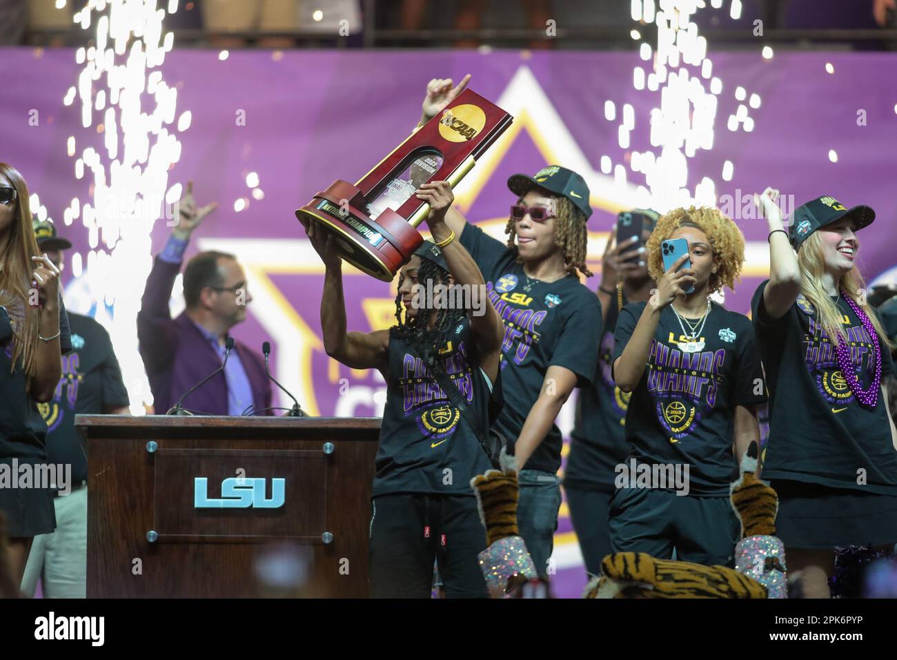 Baton Rouge, LA, USA. 5. April 2023. Alexis Morris von LSU hält die Trophäe der NCAA-Meisterschaft während der LSU-National-Basketball-Weltmeisterschaft für Frauen im Pete Maravich Assembly Center in Baton Rouge, LA, bereit. Jonathan Mailhes/CSM(Kreditbild: © Jonathan Mailhes/Cal Sport Media). Kredit: csm/Alamy Live News Stockfoto