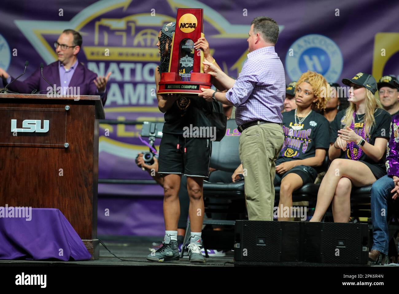 Baton Rouge, LA, USA. 5. April 2023. Alexis Morris von der LSU erhält die Trophäe der NCAA-Meisterschaft von Scott Woodward, Athletic Director der LSU, während der LSU-National Basketball-Meisterschaft im Pete Maravich Assembly Center in Baton Rouge, LA. Jonathan Mailhes/CSM/Alamy Live News Stockfoto