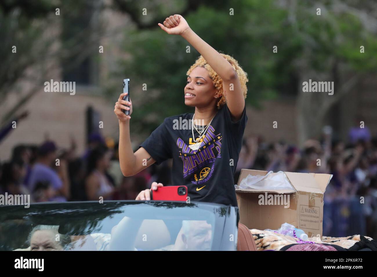 Baton Rouge, LA, USA. 5. April 2023. Jasmine Carson von LSU interagiert