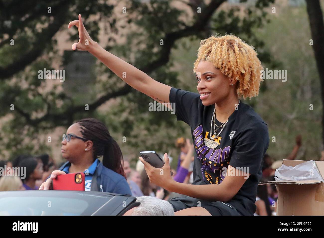 Baton Rouge, LA, USA. 5. April 2023. Jasmine Carson von LSU interagiert