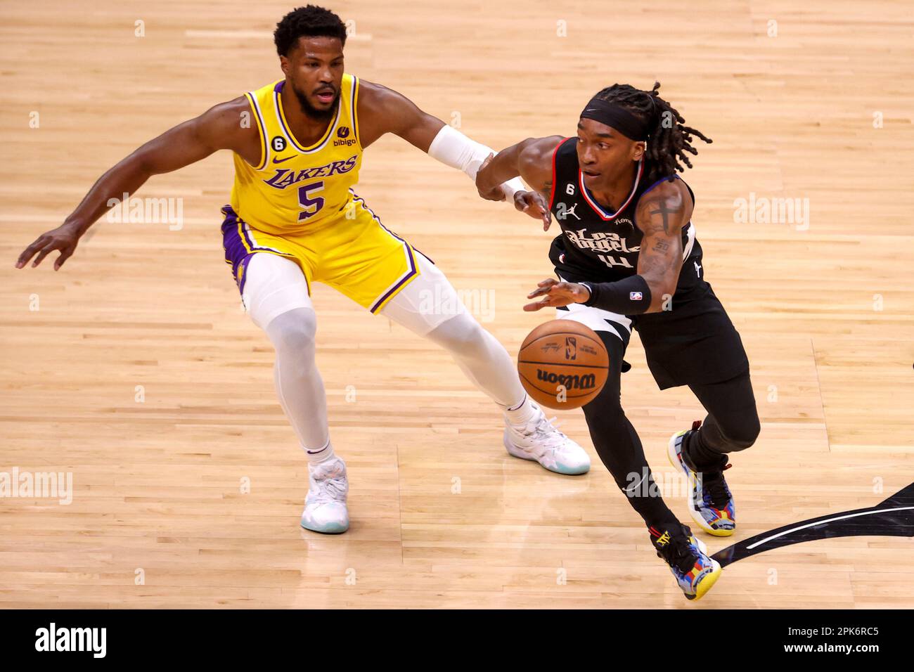 Los Angeles, Kalifornien, USA. 5. April 2023. Los Angeles Clippers Guard Terance Mann (14) kontrolliert den Ball und wird von Los Angeles Lakers Guard Malik Beasley (5) während eines NBA-Basketballspiels in der Crypto.com Arena in Los Angeles am Mittwoch, den 5. April 2023 verteidigt. (Kreditbild: © Ringo Chiu/ZUMA Press Wire) NUR REDAKTIONELLE VERWENDUNG! Nicht für den kommerziellen GEBRAUCH! Stockfoto