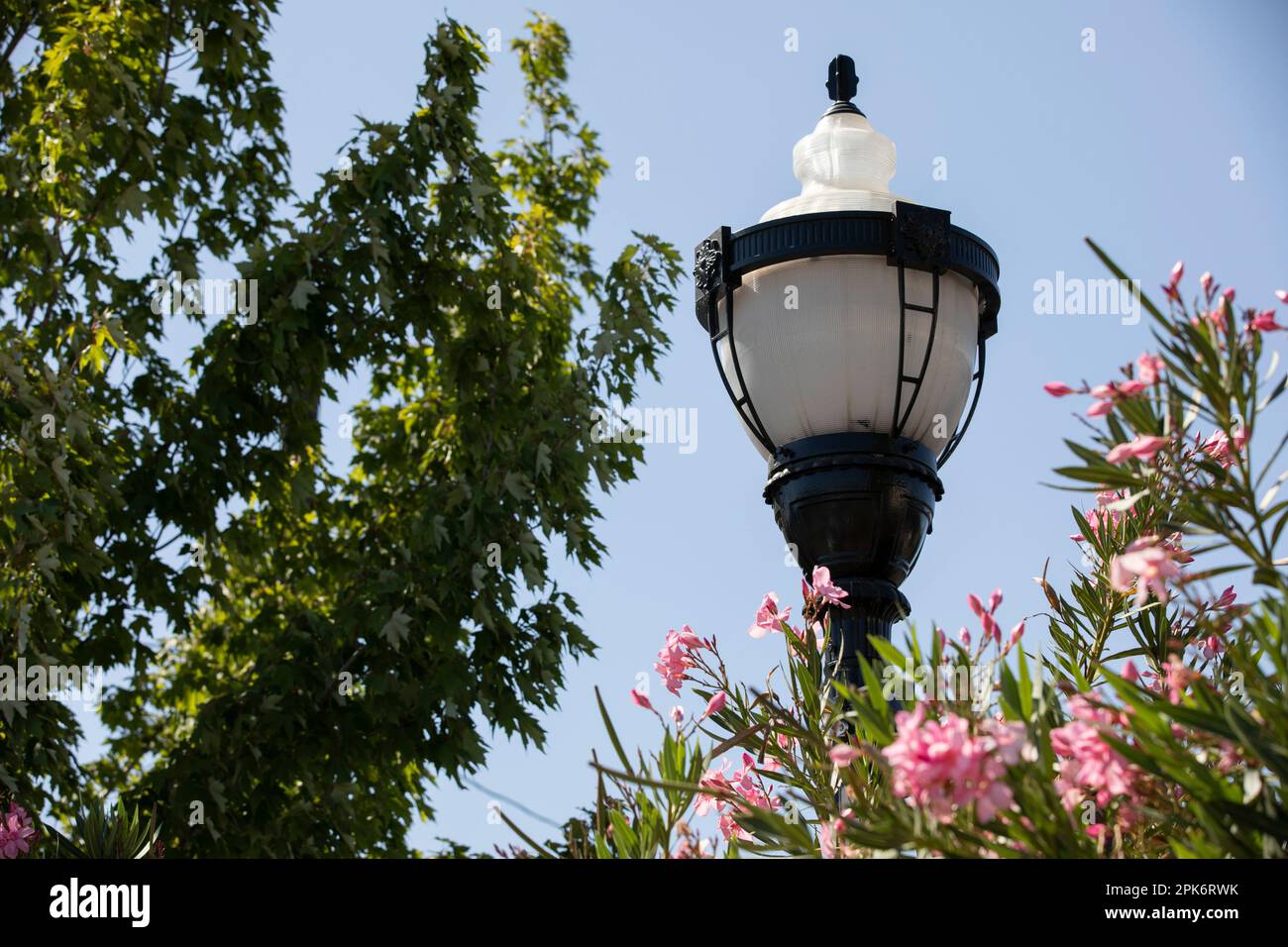 Am Nachmittag erstrahlt ein historischer Leuchtturm im Zentrum von Elk Grove, USA. Stockfoto