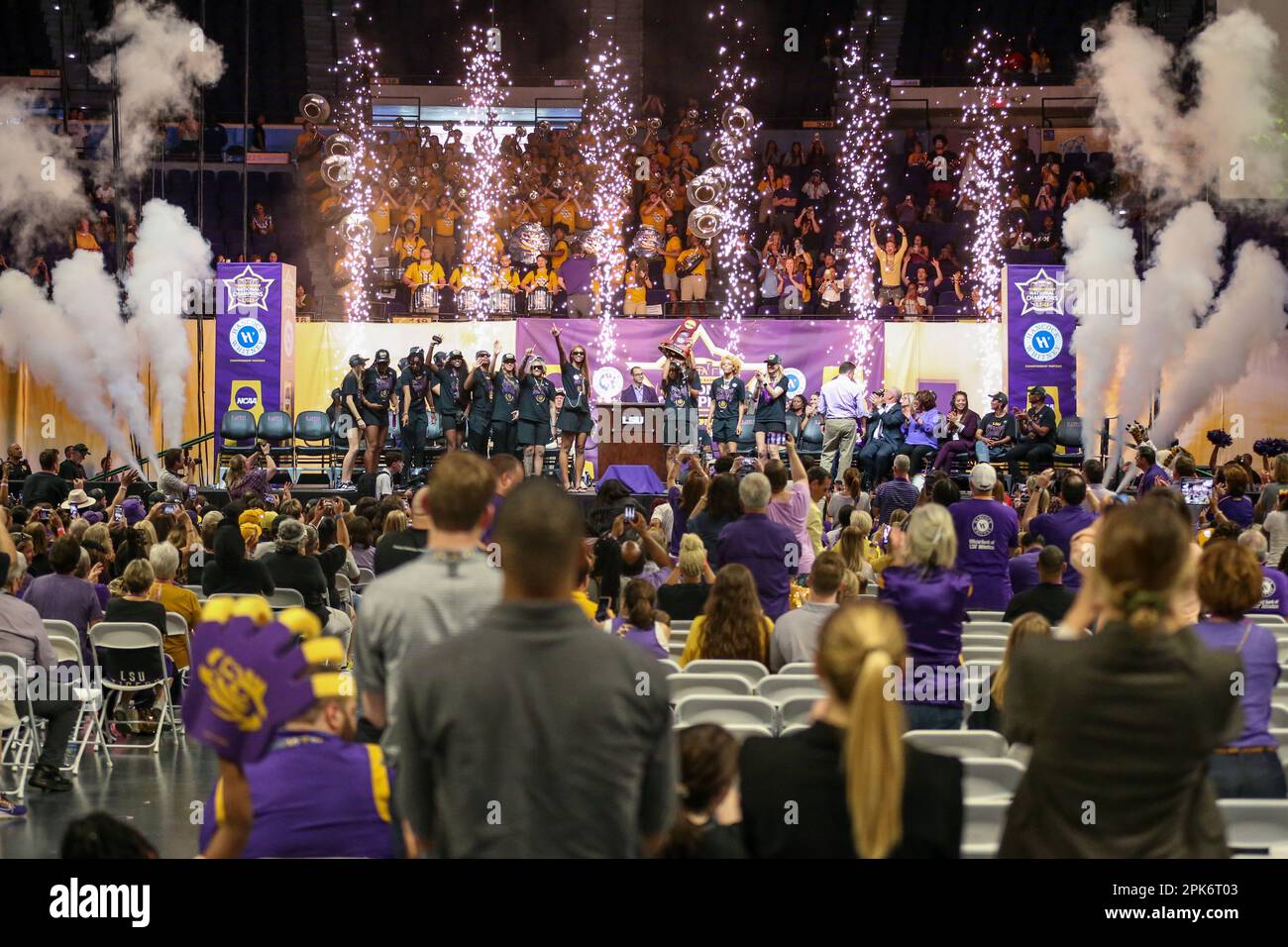 Baton Rouge, LA, USA. 5. April 2023. Das LSU Frauen Basketballteam erhält die Trophäe der NCAA-Meisterschaft während der LSU Frauen Basketball National Championship Celebration im Pete Maravich Assembly Center in Baton Rouge, LA. Jonathan Mailhes/CSM/Alamy Live News Stockfoto
