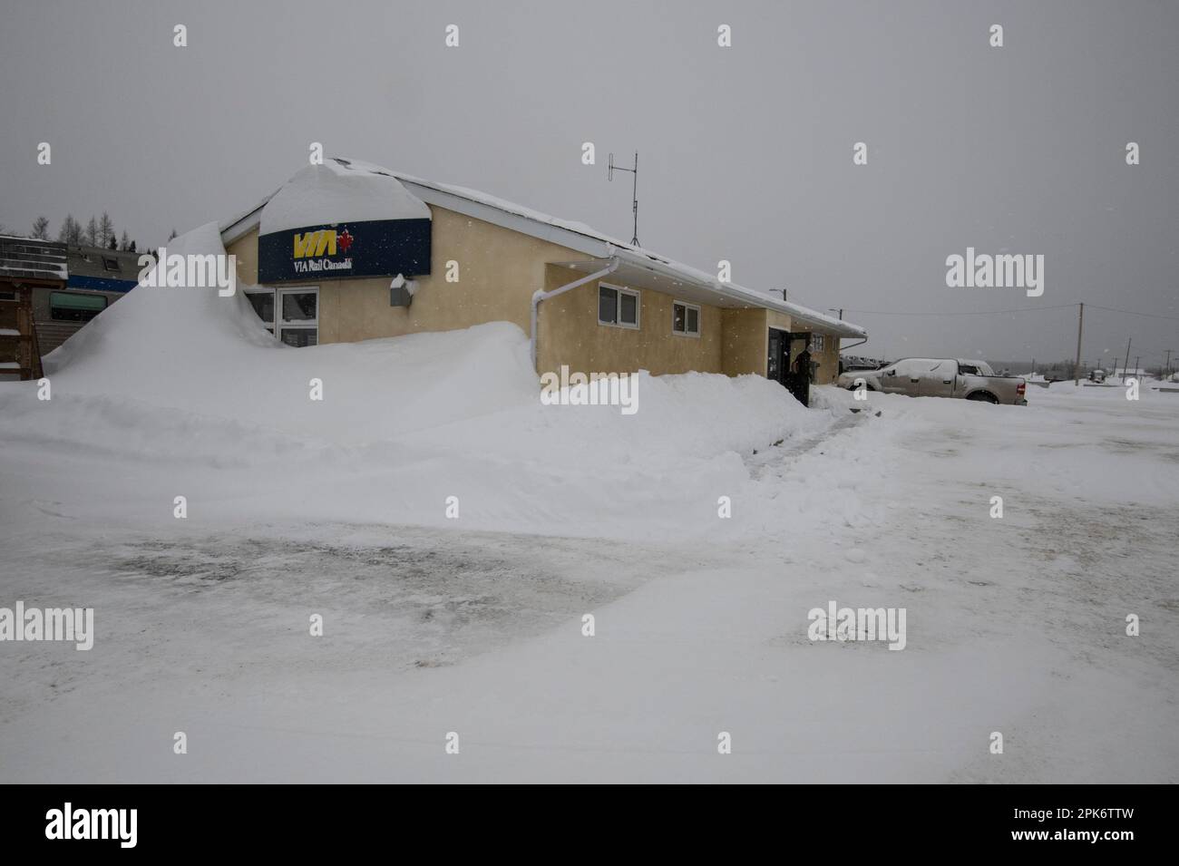 Thompson Station Gebäude mit Schneewehen im Industriepark in Thompson, Manitoba, Kanada Stockfoto