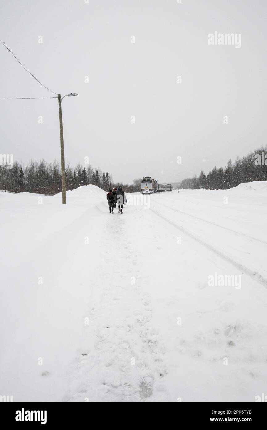 Passagiere auf dem Bahnsteig an der Thompson Station in Manitoba, Kanada Stockfoto