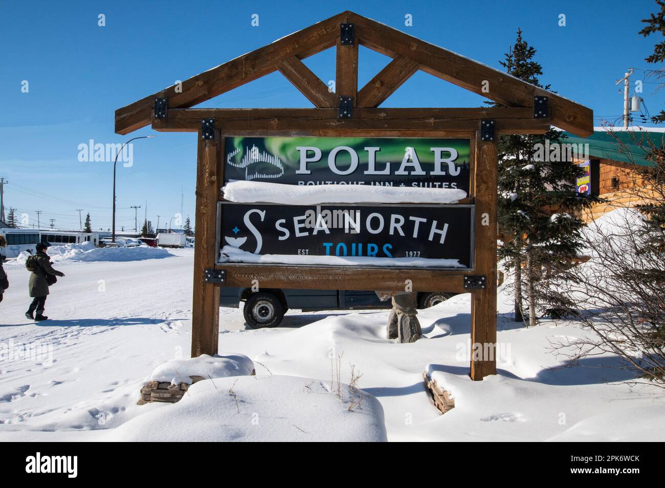 Polar Boutique Inn und Sea North Tours Schild im Zentrum von Churchill, Manitoba, Kanada Stockfoto