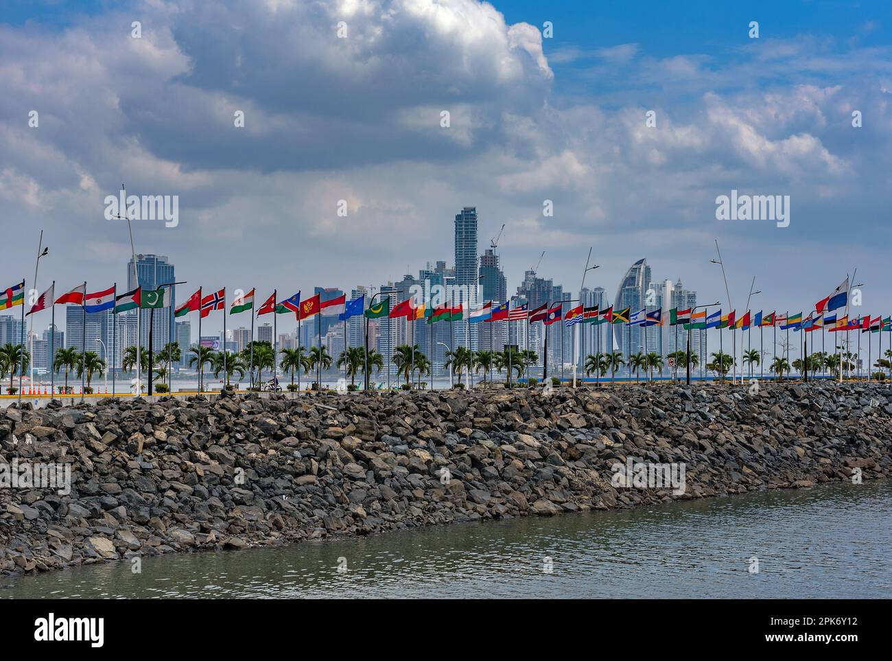 Blick auf die Skyline von Panama City mit ihren Wolkenkratzern. Stockfoto