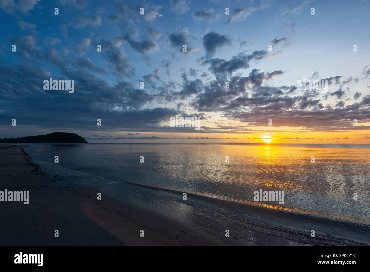 Stimmungsvoller Sonnenaufgang über dem verlassenen Myall Beach, Cape Tribulation, Far North Queensland, FNQ, QLD, Australien Stockfoto