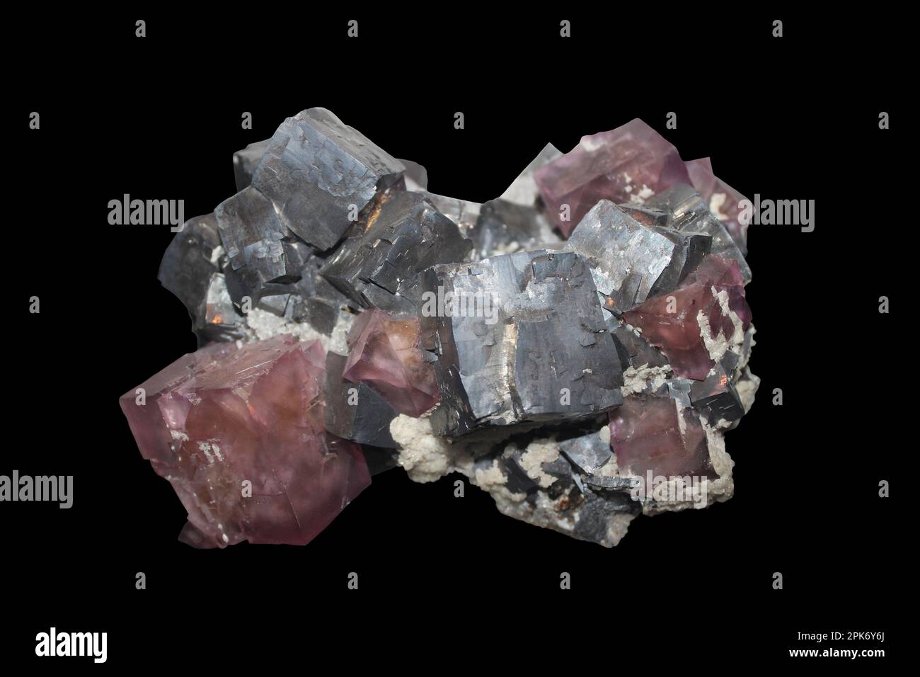 Graue Kubische Kristalle Aus Galena Mit Violetten Kubischen Kristallen Aus Fluorit Stockfoto
