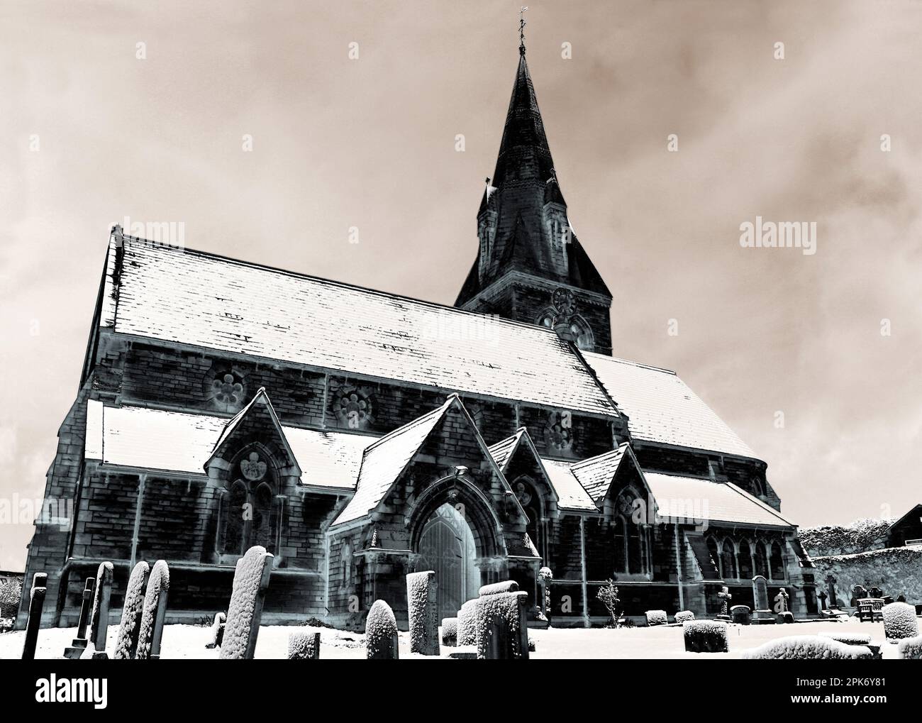 St. Barnabas' Church, Bromborough, Wirral, Großbritannien. Fotoeffekt nach ungewöhnlichem Schneefall März 2023 Stockfoto