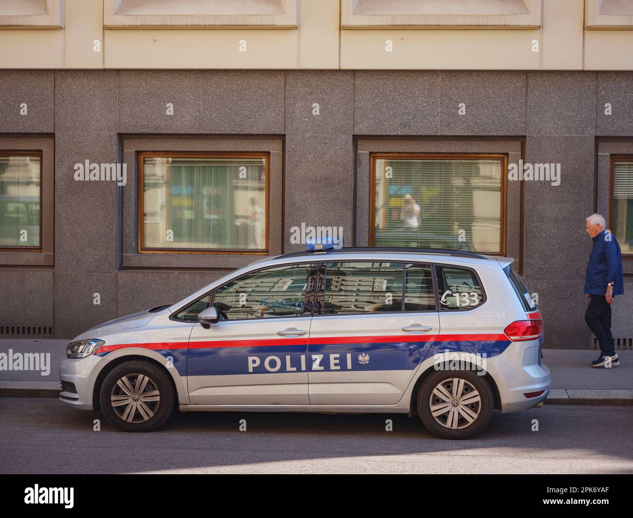 Wien, Osterreich - 11. August 2022: Österreichische Polizeiautos. Polizei Osterreich Terroranschlag Editorial Illustrative image. ISIS, ISIL Terrorbedrohung. Stockfoto