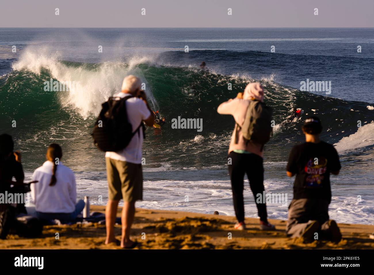 Leute, die Fotos am Strand, Newport Beach, Kalifornien, USA machen Stockfoto