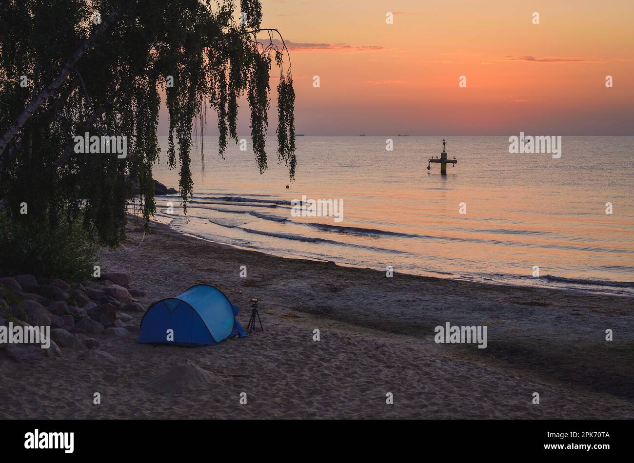 Wunderschöne Küstenlandschaft am Morgen. Zelt am Strand in Gdynia, Polen. Stockfoto