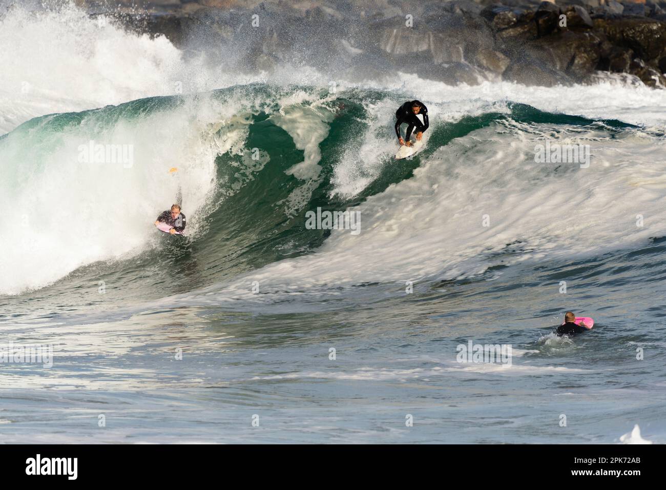 Surfer auf einer großen Welle, Newport Beach, Kalifornien, USA Stockfoto