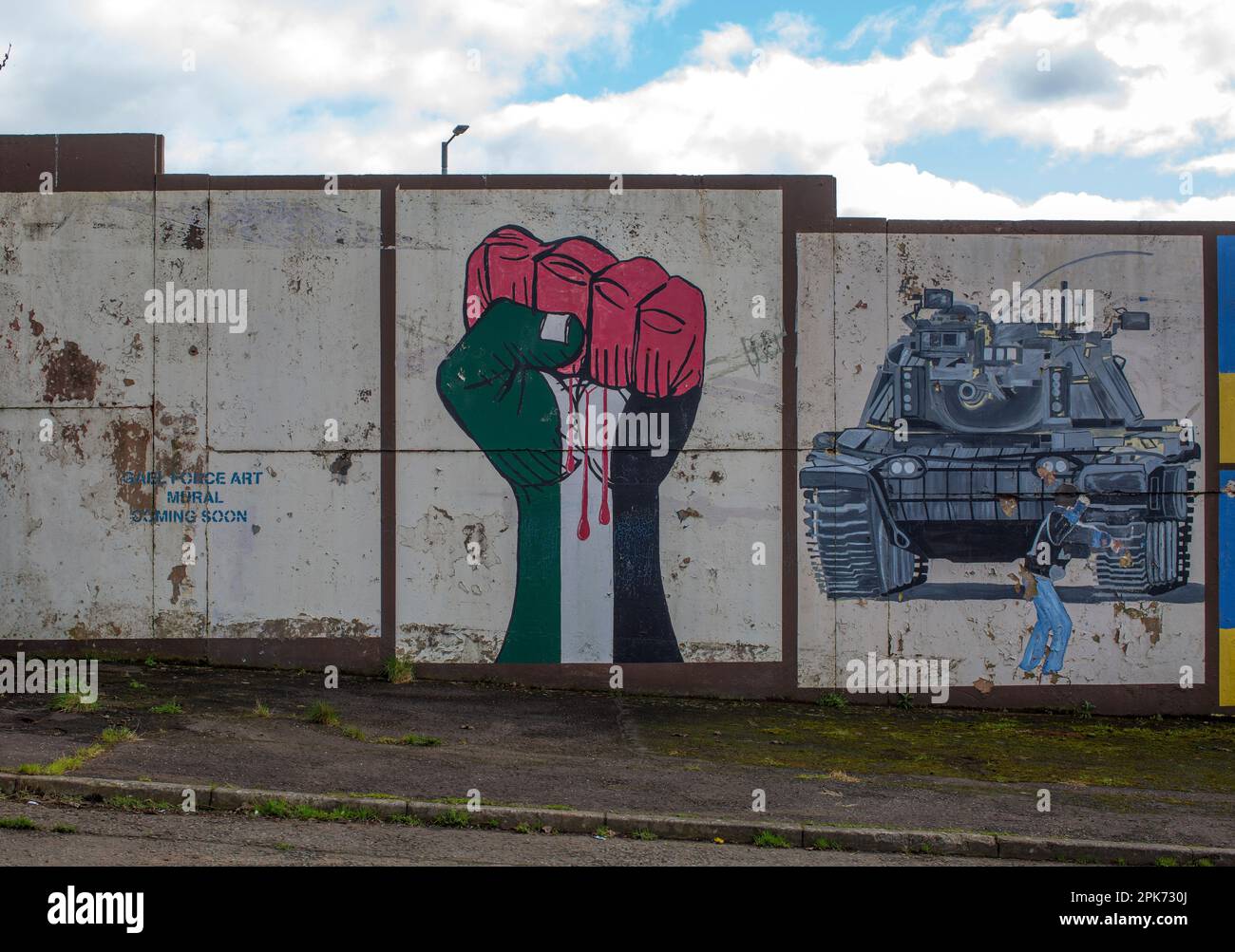 Wandgemälde mit Irish Flag Fist Tricolor in West Belfast, County Antrim, Nordirland. Stockfoto